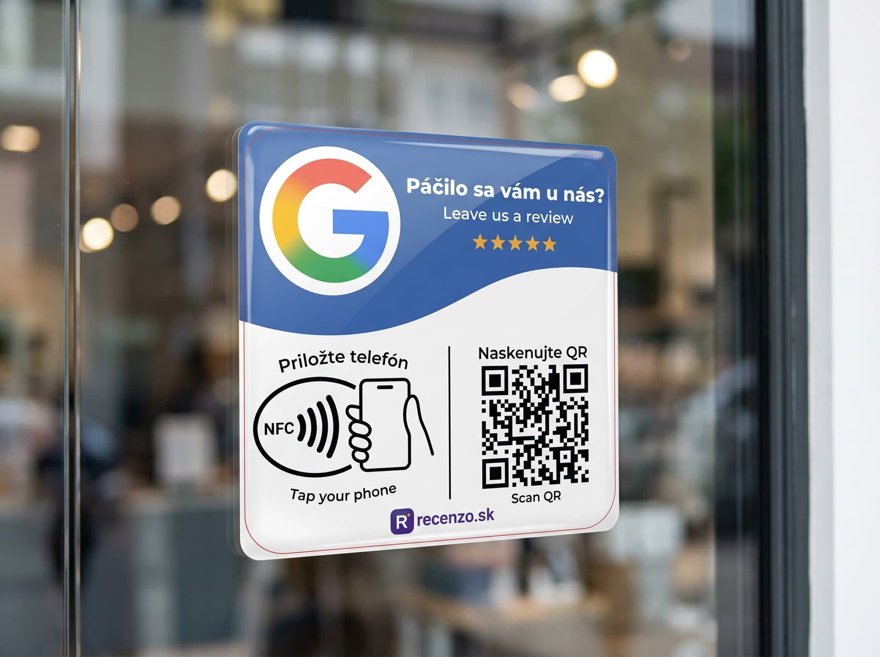 Recenzo NFC + QR karta nalepená na výklade prevádzky